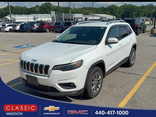 2019 Jeep Cherokee Latitude Plus 4x4 in White — front three-quarter view